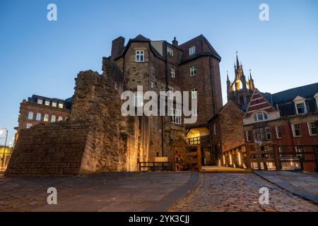 Newcastle Castle Keep - Newcastle's Castle Keep e Black Gate nel centro della città sono tutto ciò che rimane di una fortificazione medievale che ha dato alla città Foto Stock