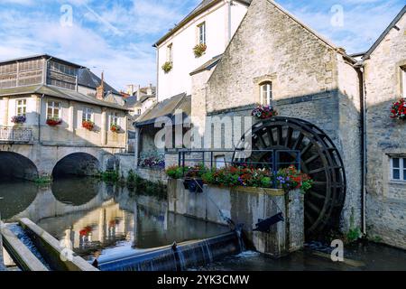 Città vecchia di Bayeux con mulino e ponte in pietra sul fiume l'Aure e vista della Cathédrale Notre-Dame a Bayeux nella campagna del Bessin Foto Stock