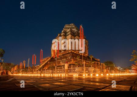 Chedi Luang antica pagoda collasso nel festival Loy Krathong nel paesaggio notturno Foto Stock