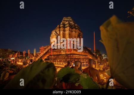 Chedi Luang antica pagoda collasso nel festival Loy Krathong nel paesaggio notturno Foto Stock