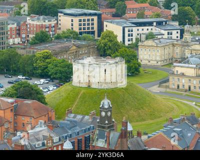 Cliffords Tower a York, Inghilterra. Il Castello di York è un complesso fortificato nella città di York, in Inghilterra. Foto Stock