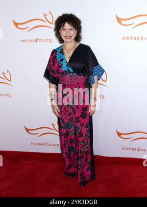 New York, Stati Uniti. 16 novembre 2024. Susie Essman ha partecipato al Gala 'A Funny Thing Happened on the Way to cure Parkinson's' 2024 a favore della Fondazione Michael J. Fox tenutosi a Cipriani South Street a Casa Cipriani il 16 novembre 2024 a New York City, NY © Steven Bergman/AFF-USA. Credito COM: AFF/Alamy Live News Foto Stock