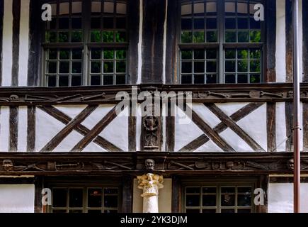 Aître de Saint-Maclou (Aitre) con danza della morte ornamenti e sculture in legno con ossa e teschi a Rouen nel dipartimento Senna-Marittima in t Foto Stock