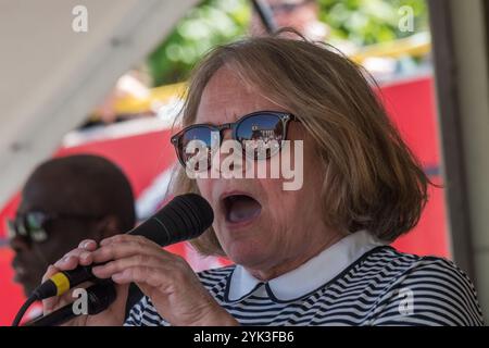 Londra, Regno Unito. 10 giugno 2017. Lindsey German parla al raduno in Piazza del Parlamento con discorsi, musica e balli che celebrano la notevole performance contro tutte le probabilità dei laburisti guidati da Jeremy Corbyn alle elezioni generali. Essi chiedono il suo sostegno all'interno e all'esterno del partito laburista e che la lotta per i valori laburisti continui e che tutti i deputati laburisti si mettano dietro un leader che ha dimostrato di poter far crescere il voto laburista. Gli oratori chiesero a Theresa May di andarsene, ed espressero disgusto per lei facendo un patto con l'estrema destra DUP con il suo bigottismo e la stretta connessione con il paramilitar Foto Stock