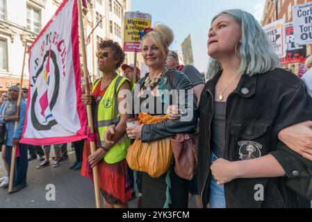 La folla che era venuta a Downing St per celebrare il multiculturalismo e l'antifascismo e per chiedere a Theresa May di non fare alcun patto con il DUP con i loro stretti legami con i terroristi paramilitari e il disprezzo per i diritti umani decide di andare in marcia, e salire su Whitehall verso Trafalgar Square, gridando slogan. All'inizio la polizia ha cercato di tenerli sul marciapiede, ma presto si è arresa. Foto Stock