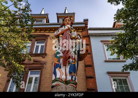 Hansel, figura storica del Donaueschinger Fasnach sull'Hanselbrunnen a Donaueschingen, Baden-Württemberg, Germania Foto Stock