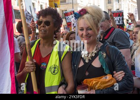 La folla che era venuta a Downing St per celebrare il multiculturalismo e l'antifascismo e per chiedere a Theresa May di non fare alcun patto con il DUP con i loro stretti legami con i terroristi paramilitari e il disprezzo per i diritti umani decide di andare in marcia, e salire su Whitehall verso Trafalgar Square, gridando slogan. All'inizio la polizia ha cercato di tenerli sul marciapiede, ma presto si è arresa. Foto Stock