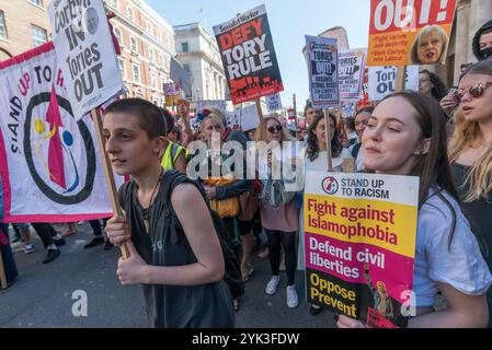 La folla che era venuta a Downing St per celebrare il multiculturalismo e l'antifascismo e per chiedere a Theresa May di non fare alcun patto con il DUP con i loro stretti legami con i terroristi paramilitari e il disprezzo per i diritti umani decide di andare in marcia, e salire su Whitehall verso Trafalgar Square, gridando slogan. All'inizio la polizia ha cercato di tenerli sul marciapiede, ma presto si è arresa. Foto Stock