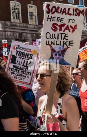 La folla che era venuta a Downing St per celebrare il multiculturalismo e l'antifascismo e per chiedere a Theresa May di non fare alcun patto con il DUP con i loro stretti legami con i terroristi paramilitari e il disprezzo per i diritti umani decide di andare in marcia verso Trafalgar Square, gridando slogan. Quando sono arrivati li' si sono girati e sono tornati giù da Whitehall e sono andati in Parliament Square dove li ho lasciati. Foto Stock