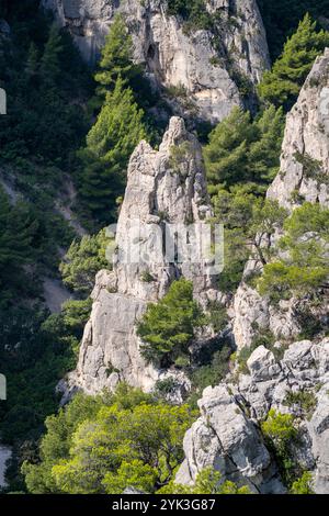 Scogliere calcaree grande Candelle nel Parco Nazionale delle Calanques tra Cassis e Marsiglia, Provenza, Francia, Europa Foto Stock