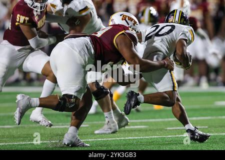 San Marcos, Texas, Stati Uniti. 16 novembre 2024. Il defensive tackle dei Texas State Bobcats Kamren Washington (99) affronta il running back Southern Miss Golden Eagles JQ Gray (20) durante una partita di football tra Southern Miss Golden Eagles e Texas State Bobcats all'UFCU Stadium di San Marcos, Texas. Bobby McDuffie/CSM (immagine di credito: © Bobby McDuffie/Cal Sport Media). Crediti: csm/Alamy Live News Foto Stock