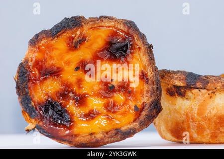 Il Natas è un dolce fatto con tuorli d'uovo e pasta sfoglia. La forma è rotonda e viene cotta nel forno fino a quando non diventa caramellata. Può essere servito con Foto Stock