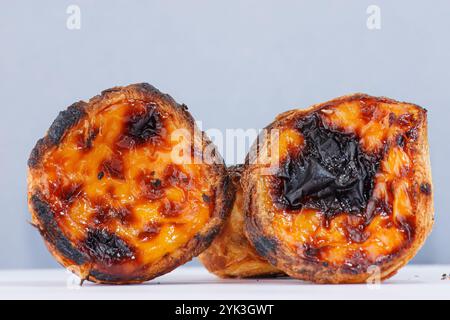 Il Natas è un dolce fatto con tuorli d'uovo e pasta sfoglia. La forma è rotonda e viene cotta nel forno fino a quando non diventa caramellata. Può essere servito con Foto Stock