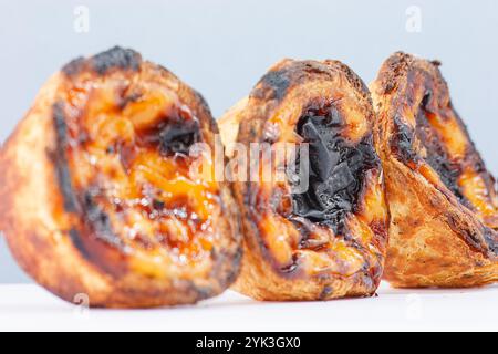 Il Natas è un dolce fatto con tuorli d'uovo e pasta sfoglia. La forma è rotonda e viene cotta nel forno fino a quando non diventa caramellata. Può essere servito con Foto Stock