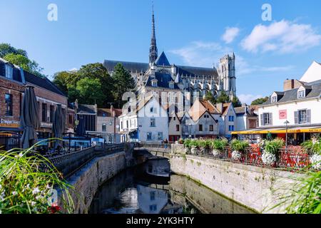Cathédrale Notre-Dame e Place du Don con ponte sulla Rivière des Clairons ad Amiens nel dipartimento della somme, nella regione Hauts-de-France a p. Foto Stock