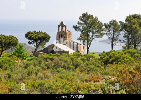 La chiesa in stile romanico Santa Helena vicino al Monastero di Sant Pere de Rodes. Costa Brava, Catalogna, Spagna, Europa Foto Stock