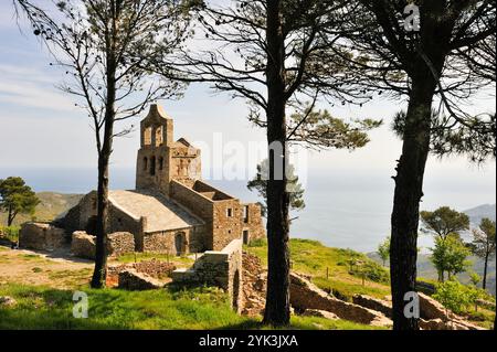 La chiesa in stile romanico Santa Helena vicino al Monastero di Sant Pere de Rodes. Costa Brava, Catalogna, Spagna, Europa Foto Stock