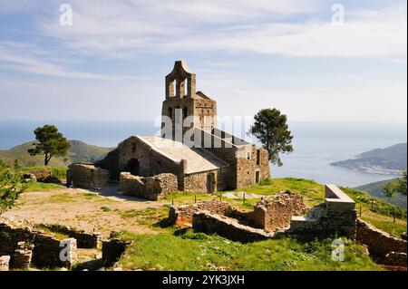 La chiesa in stile romanico Santa Helena vicino al Monastero di Sant Pere de Rodes. Costa Brava, Catalogna, Spagna, Europa Foto Stock