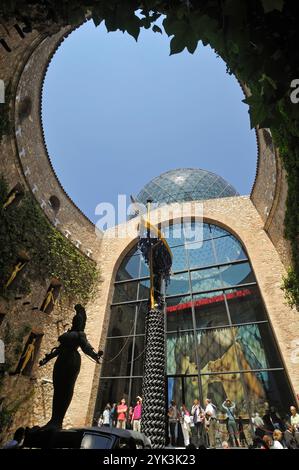 Cortile principale, Teatro e Museo Dali, Figueres. Costa Brava, Catalogna, Spagna, Europa Foto Stock