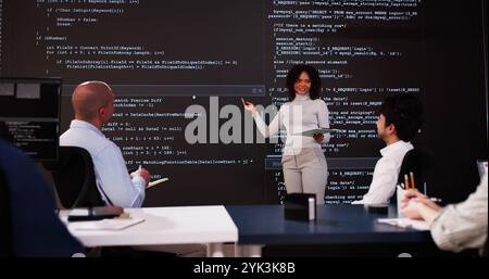 Formazione sui codici dei programmatori in aula. Team del personale aziendale Foto Stock