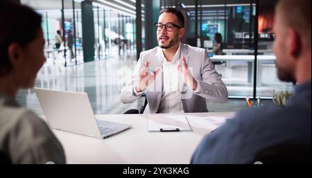 Consulente riunioni di coppia. Colloquio presso l'agenzia di adozione Foto Stock