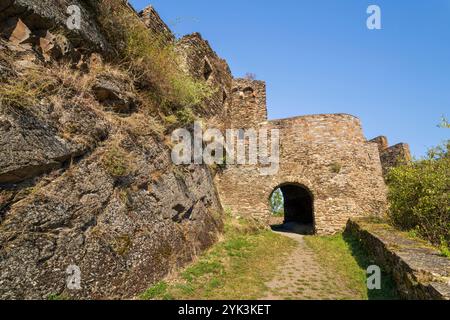 Di fronte alla porta delle rovine del castello di Winneburg, Cochem, Mosella, Renania-Palatinato, Germania Foto Stock