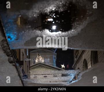 La splendida Bundeshaus illuminata dall'edificio del Parlamento o dal Palazzo Federale si riflette in uno stagno sull'acqua di notte nella città di Berna, nel Canton Berna, Foto Stock