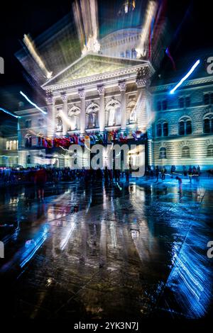 La splendida Bundeshaus illuminò l'edificio del Parlamento o il Palazzo Federale in una notte di pioggia con la folla di persone nella città di Berna, Cantone di Berna, Svizzera Foto Stock