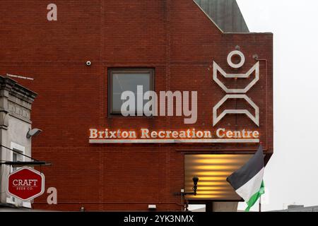 LONDRA, Regno Unito - 06 NOVEMBRE 2024: Vista esterna del Brixton Recreation Centre con cartello Foto Stock