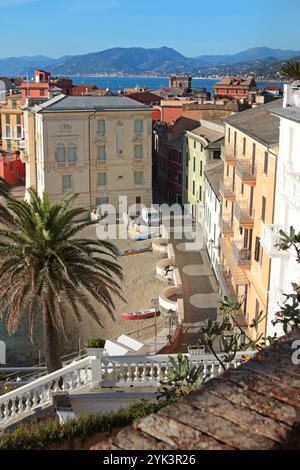 Sestri Levante, Italia - 14 novembre 2024. Vista dalla roccia sulla Baia del silenzio, insenatura di pesca della città di Sestri Levante, Italia. Turismo e svago Foto Stock
