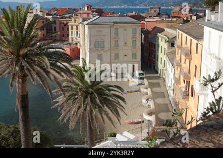 Sestri Levante, Italia - 14 novembre 2024. Vista dalla roccia sulla Baia del silenzio, insenatura di pesca della città di Sestri Levante, Italia. Turismo e svago Foto Stock