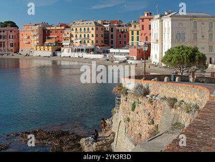 Vista dalla roccia sulla Baia del silenzio, insenatura di pesca della città di Sestra Levante, Italia. Autunno, 2024. Turismo e svago. Natura ecologicamente pulita Foto Stock