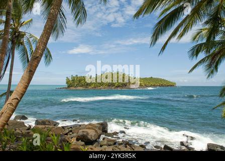 Ile du Diable vista dall'Ile Royale, dall'Iles du Salut (Isole della salvezza), dalla Guyana francese, dal dipartimento d'oltremare e dalla regione della Francia, dalla costa atlantica del Foto Stock