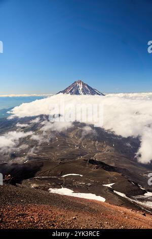 Vulcano Koryaksky. Il maestoso e stupefacente vulcano si trova sotto un chiaro e brillante cielo blu Foto Stock