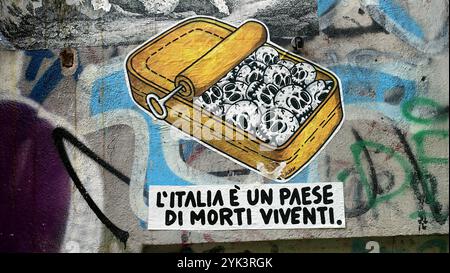 Napoli, Italia, 23 luglio 2024. Grafica di graffiti raffigurante una lattina parzialmente aperta con molti teschi all'interno. La scrittura dice che l'Italia è un paese dei vivi Foto Stock