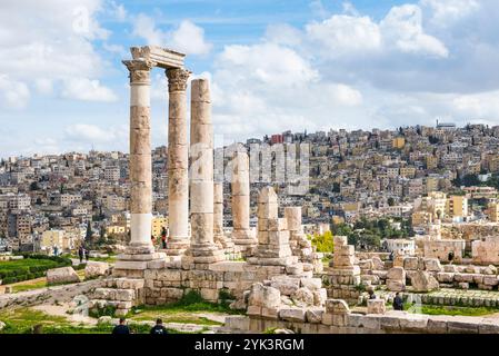 Il Tempio di Ercole all'interno della Cittadella di Amman (Jabal al-Qal'a), sito storico situato sulla cima di una collina nel cuore di Amman, Giordania, vicino Oriente, Sou Foto Stock