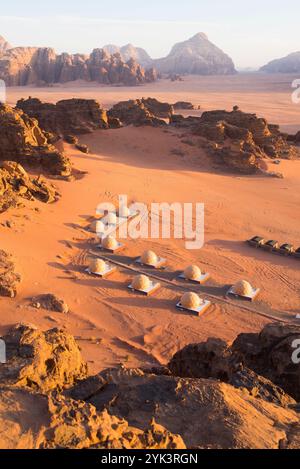 Campo delle tende da bolla a Wadi Rum, sito patrimonio dell'umanità dell'UNESCO, Giordania, vicino Oriente, Levante meridionale, Asia occidentale Foto Stock