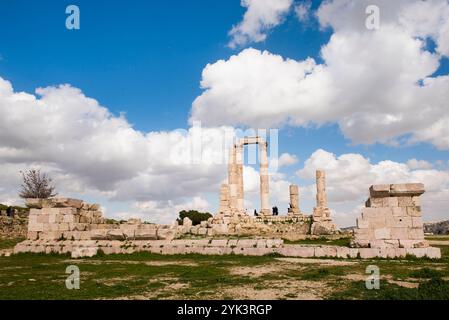 Il Tempio di Ercole all'interno della Cittadella di Amman (Jabal al-Qal'a), sito storico situato sulla cima di una collina nel cuore di Amman, Giordania, vicino Oriente, Sou Foto Stock