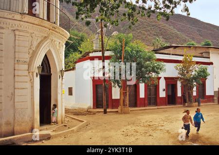 Bambini a Calle Juarez, villaggio di Batopilas, Barranca de Batopilas, area Copper Canyon, Stato di Chihuahua, Messico Foto Stock