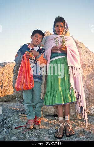 Giovane ragazza e ragazzo, Tarahumara bambini, che vende souvenir a Valle de los Hongos (Valle dei funghi), vicino a Creel, Stato di Chihuahua, Messico Foto Stock