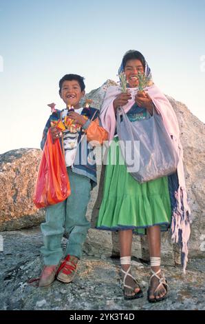 Giovane ragazza e ragazzo, Tarahumara bambini, che vende souvenir a Valle de los Hongos (Valle dei funghi), vicino a Creel, Stato di Chihuahua, Messico Foto Stock