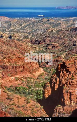 Nave da crociera, città di Loreto, vista del Golfo della California (Mare di Cortez) dalla strada per San Javier, Sierra de la Giganta, Baja California Sur, Messico Foto Stock