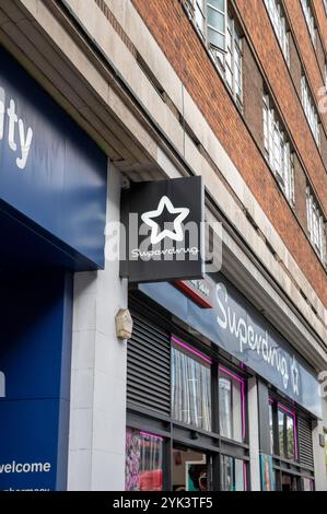 Londra, Regno Unito - 23 marzo 2024: Insegne esterne e logo della filiale del Superdrug Store. Londra. REGNO UNITO. Foto Stock