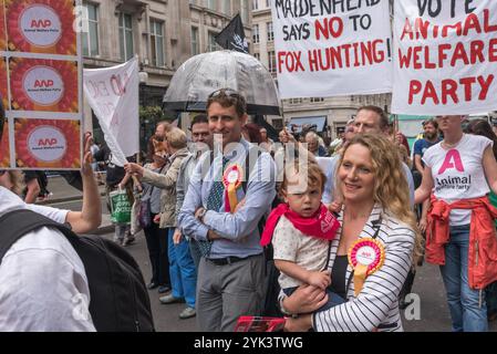 Londra, Regno Unito. 29 maggio 2017. I candidati del Partito del benessere degli animali il professor Andrew Knight (Maidenhead) e la leader del Partito Vanessa Hudson (Hackney South e Shoreditch) nella marcia attraverso Londra da una manifestazione a Cavendish Square a un'altra a Downing St per dire a Theresa May che il pubblico è contrario a votare in Parlamento sulla legge sulla caccia alla volpe. Knight si è opposto a May a Maidenhead, e il partito ha un totale di quattro candidati. I sondaggi dimostrano che oltre il 80 per cento del pubblico nelle città e nelle zone rurali è contrario alla revoca del divieto e molti sosterrebbero misure più severe e una corretta applicazione del divieto Foto Stock