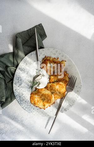 Frittelle di patate con salsa di panna acida e aneto fresco Foto Stock