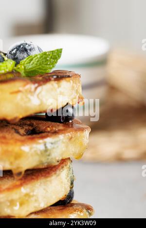 Pancake ai mirtilli con sciroppo d'acero e mirtilli freschi Foto Stock