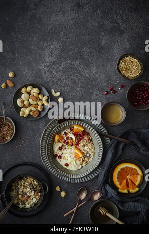Muesli con yogurt, arance, semi di melograno e miele Foto Stock