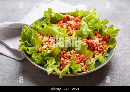 Involtini di lattuga ripieni di carne macinata e arachidi Foto Stock