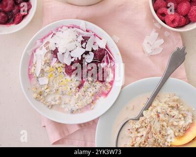 Avena notturna con ciliegie, semi di chia e fiocchi di cocco Foto Stock