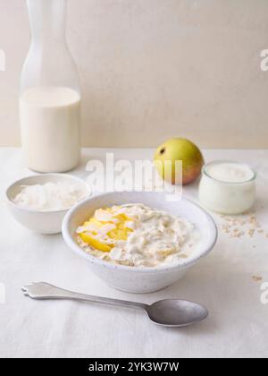 Avena notturna con mango fresco e fiocchi di cocco Foto Stock